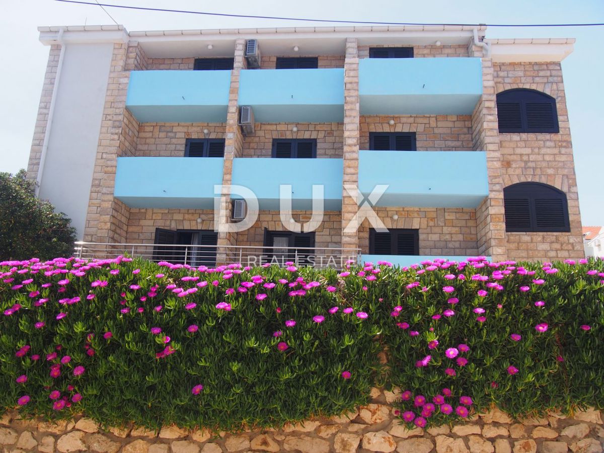 ISOLA DI PAG, PAG - Ampio hotel e 1271 m2 di terreno, 1a fila al mare