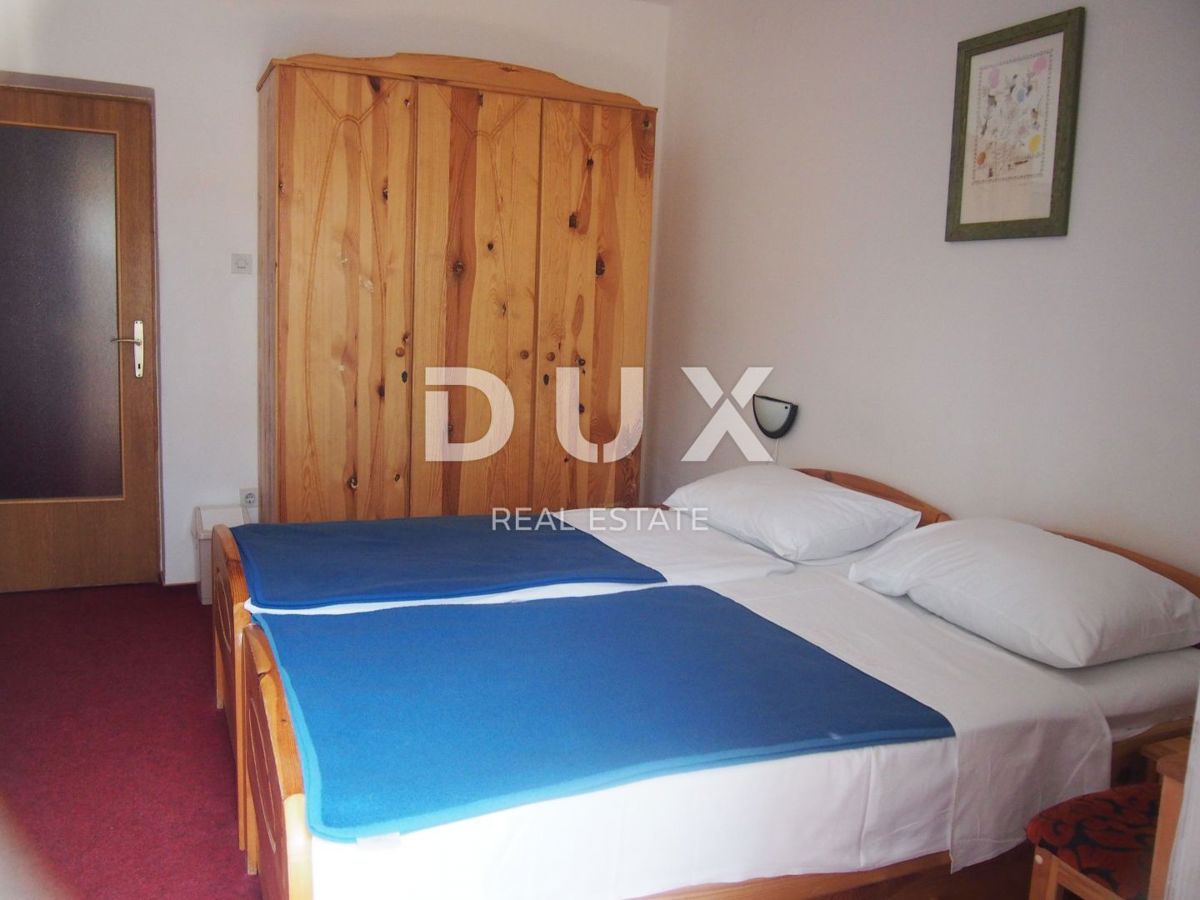 ISOLA DI PAG, PAG - Ampio hotel e 1271 m2 di terreno, 1a fila al mare