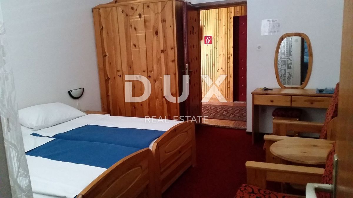 ISOLA DI PAG, PAG - Ampio hotel e 1271 m2 di terreno, 1a fila al mare