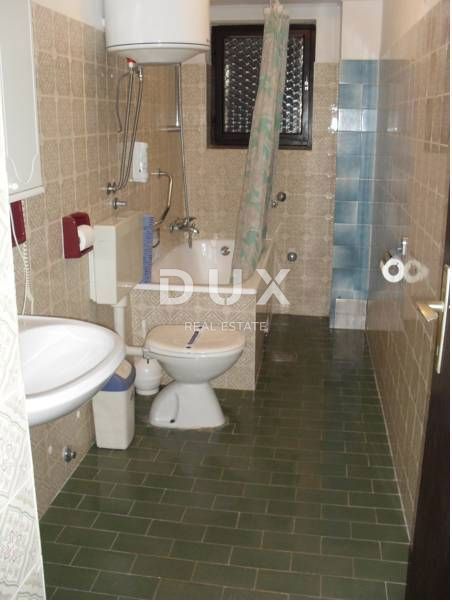 ISOLA DI PAG, PAG - Ampio hotel e 1271 m2 di terreno, 1a fila al mare