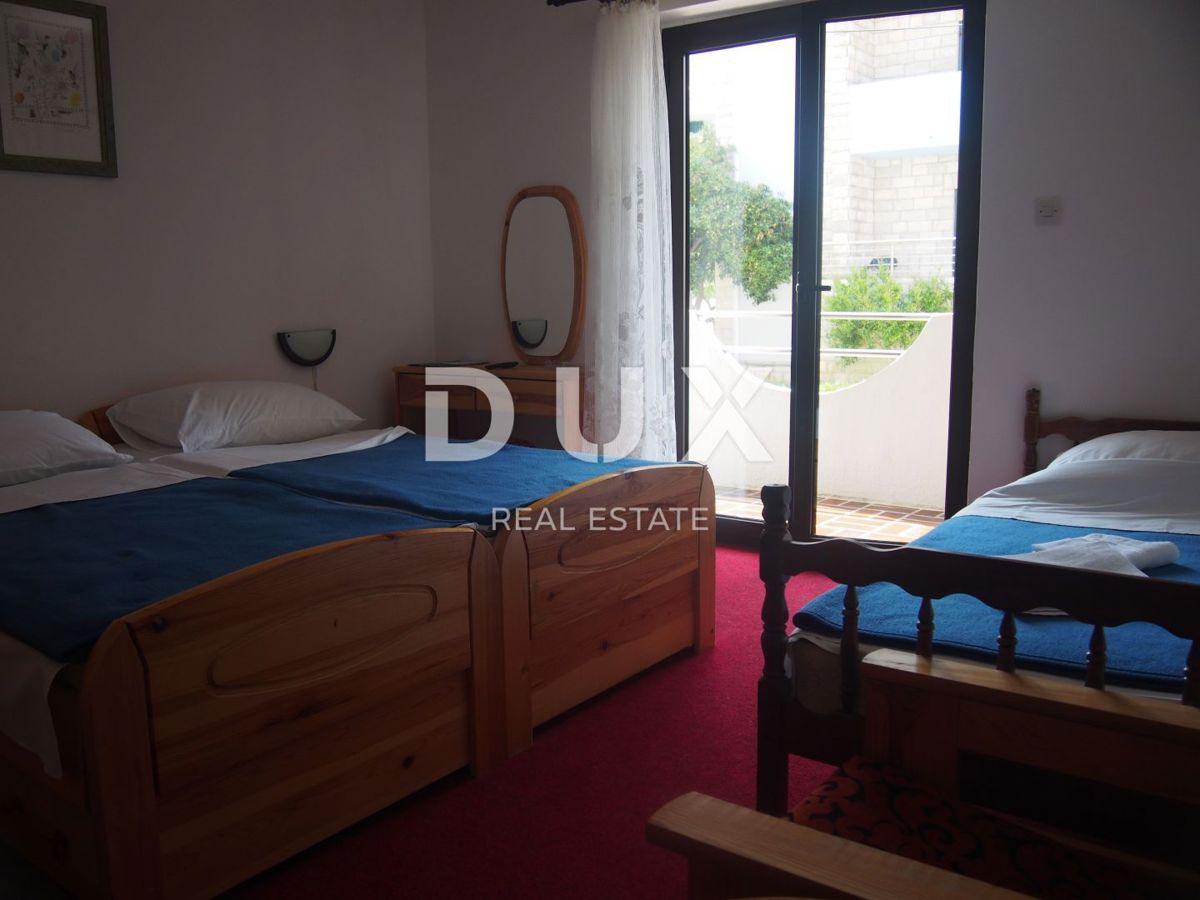 ISOLA DI PAG, PAG - Ampio hotel e 1271 m2 di terreno, 1a fila al mare