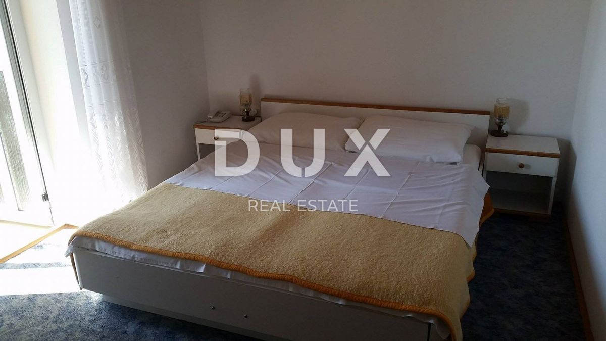 ISOLA DI PAG, PAG - Ampio hotel e 1271 m2 di terreno, 1a fila al mare