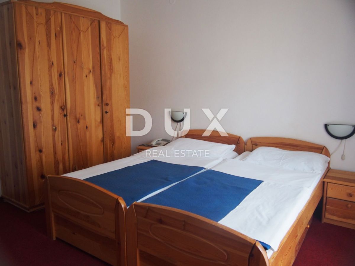 ISOLA DI PAG, PAG - Ampio hotel e 1271 m2 di terreno, 1a fila al mare