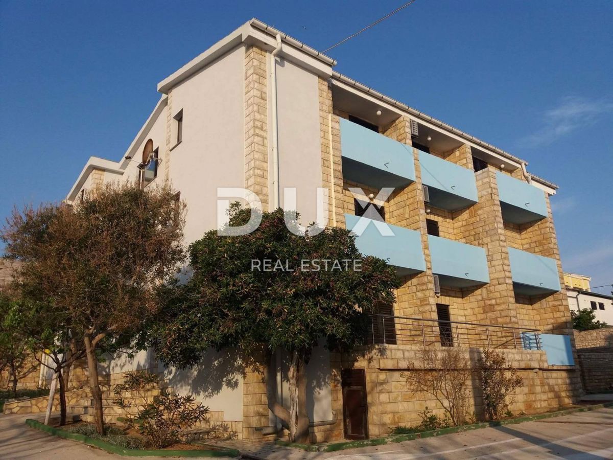 ISOLA DI PAG, PAG - Ampio hotel e 1271 m2 di terreno, 1a fila al mare