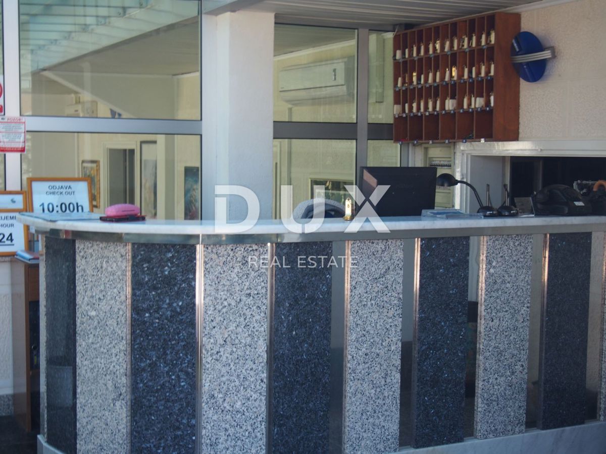 ISOLA DI PAG, PAG - Ampio hotel e 1271 m2 di terreno, 1a fila al mare