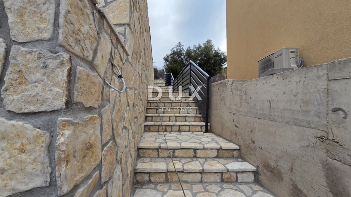 CRIKVENICA, JADRANOVO - lussuosa casa bifamiliare con piscina, 134m2