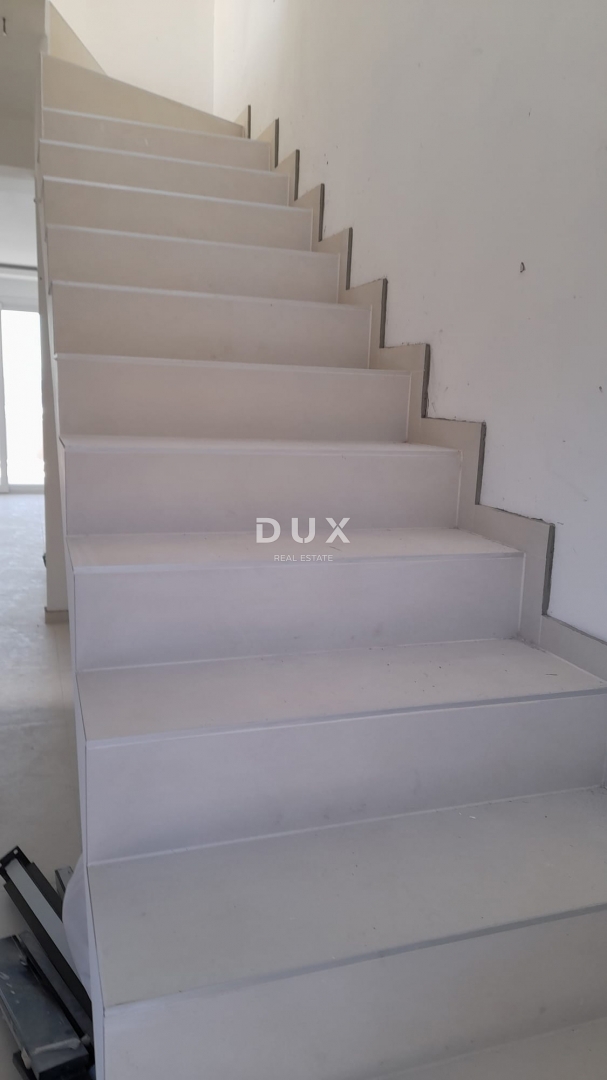 CRIKVENICA, JADRANOVO - lussuosa casa bifamiliare con piscina, 134m2