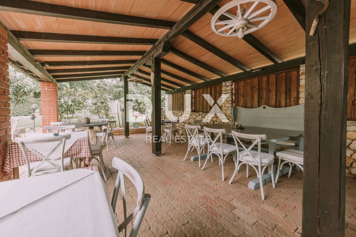 ISTRIA, NOVIGRAD - Ristorante e pensione attraenti con un'attività consolidata