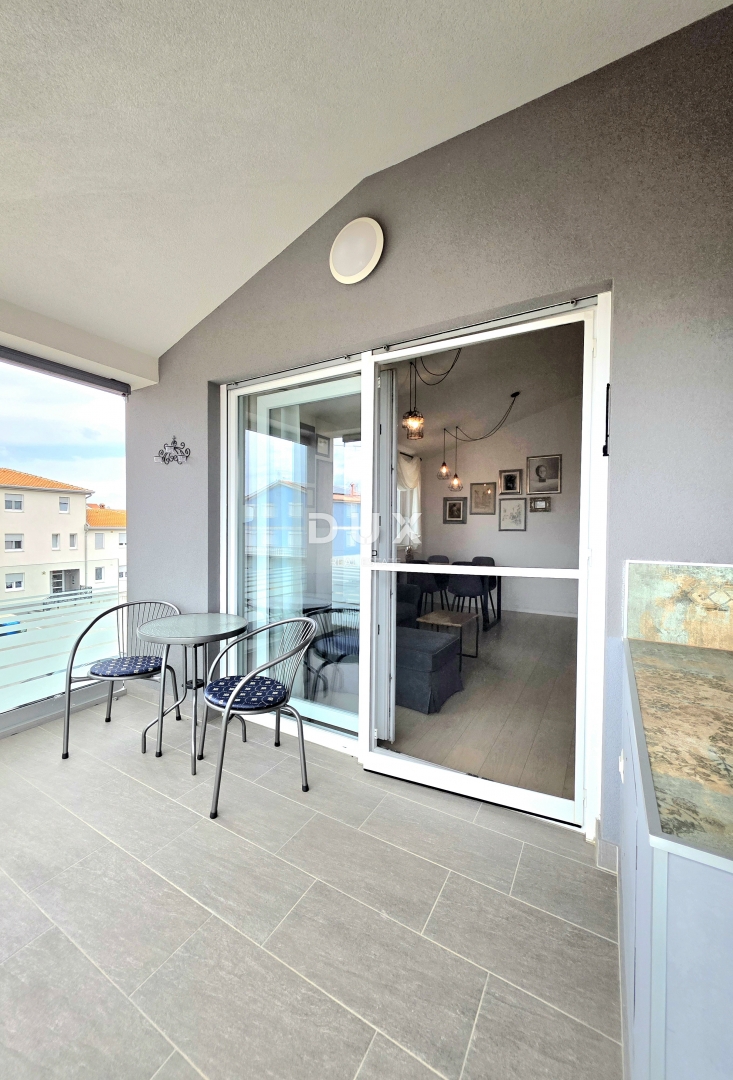 ISTRIA, ŽBANDAJ - Appartamento con due camere da letto in vendita vicino al centro di Parenzo e alle spiagge