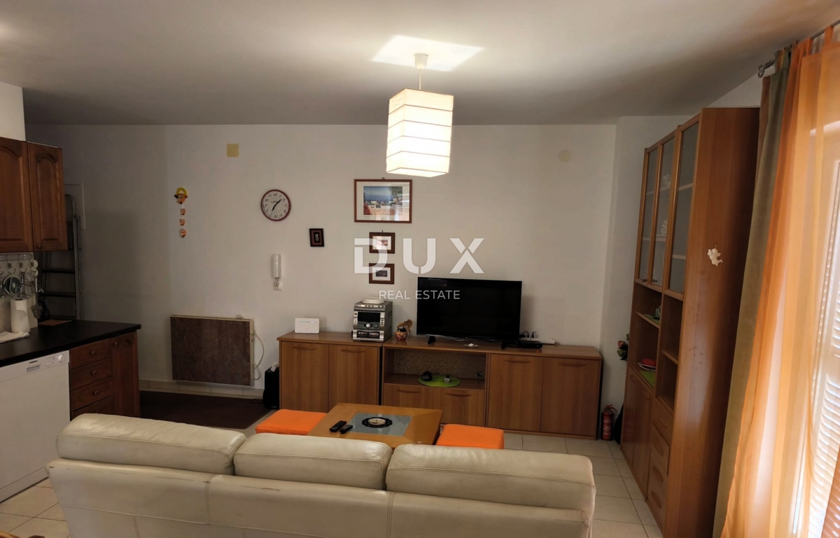 ISOLA DI KRK, CITTÀ DI KRK - Appartamento al piano terra in ottima posizione