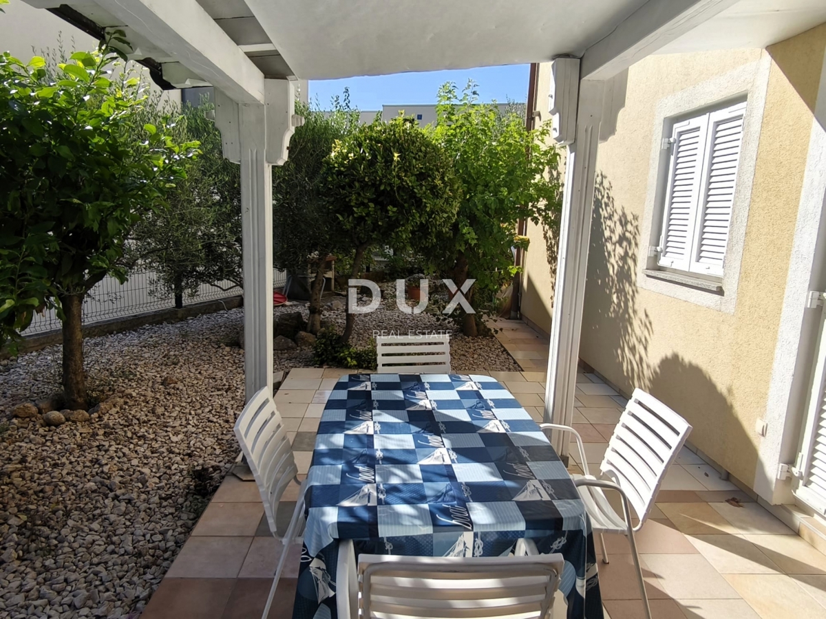 ISOLA DI KRK, CITTÀ DI KRK - Appartamento al piano terra in ottima posizione