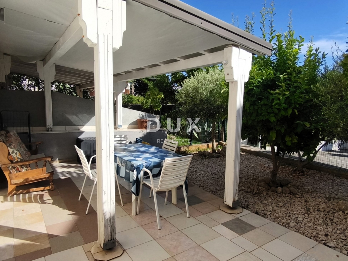 ISOLA DI KRK, CITTÀ DI KRK - Appartamento al piano terra in ottima posizione