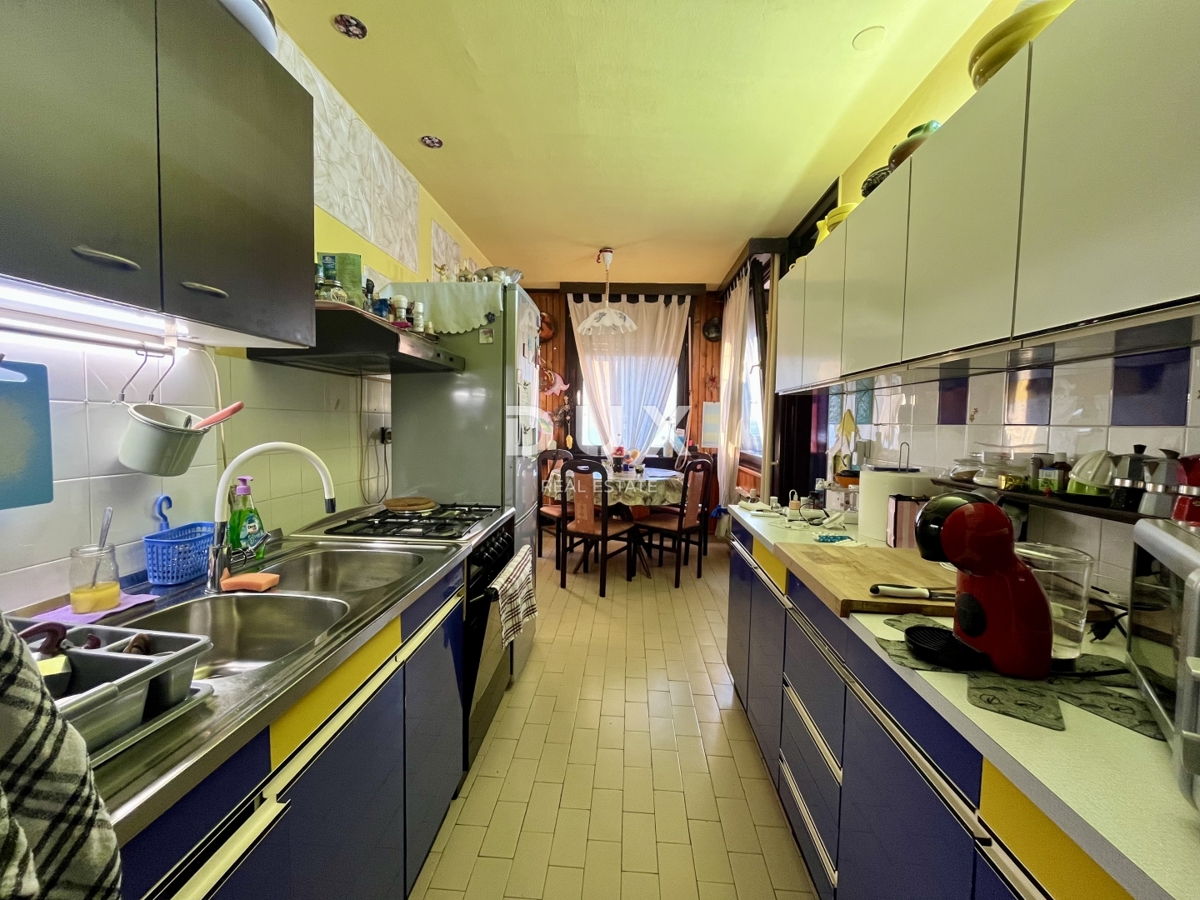 RIJEKA, ŠKURINJE - 2 camere da letto + bagno, ascensore, vista mare, 75 m² (ottima opportunità)