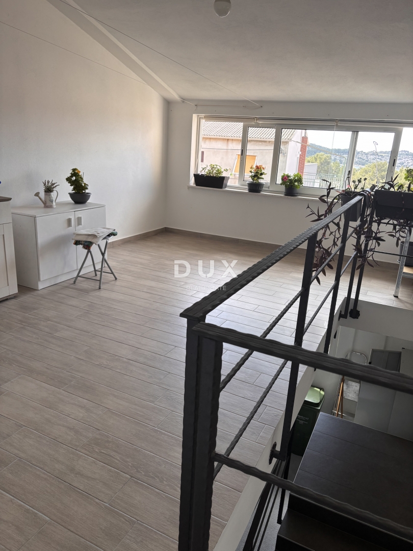 ŠIBENIK, CRNICA – Appartamento duplex con vista e garage, 250 m²