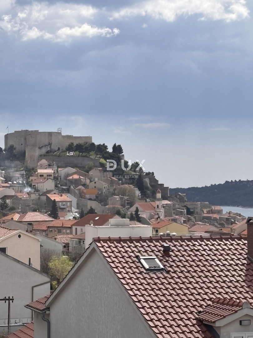 ŠIBENIK, CRNICA – Appartamento duplex con vista e garage, 250 m²