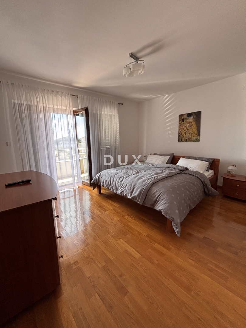 ŠIBENIK, CRNICA – Appartamento duplex con vista e garage, 250 m²