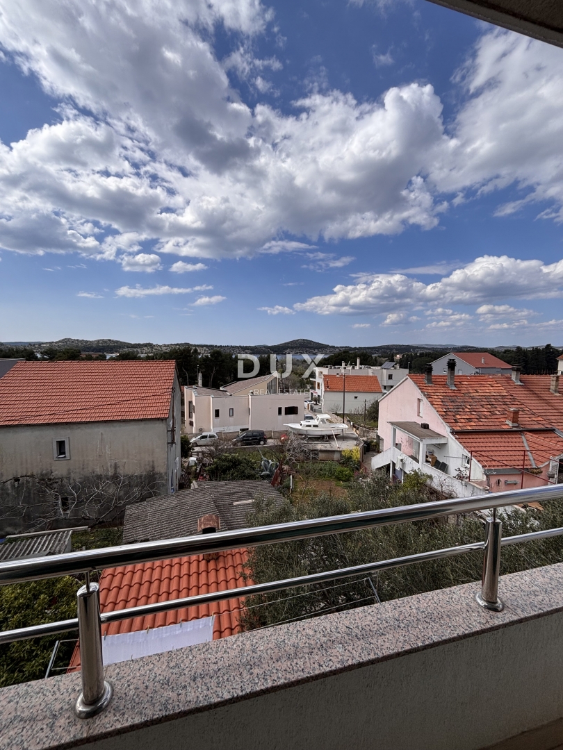 ŠIBENIK, CRNICA – Appartamento duplex con vista e garage, 250 m²
