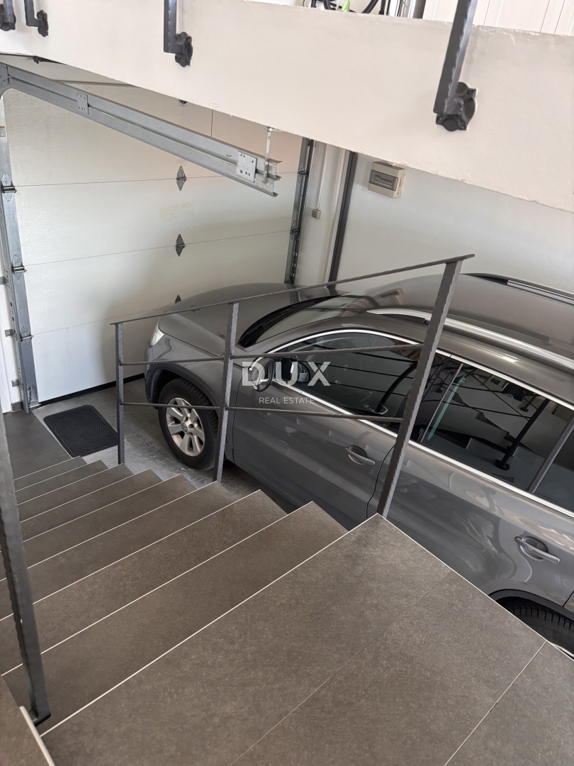 ŠIBENIK, CRNICA – Appartamento duplex con vista e garage, 250 m²