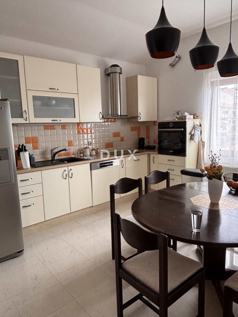 ŠIBENIK, CRNICA – Appartamento duplex con vista e garage, 250 m²