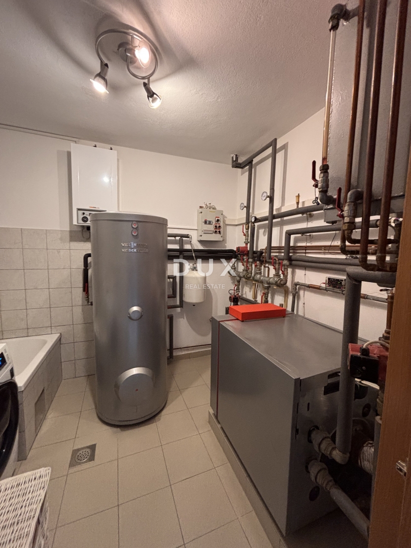 ŠIBENIK, CRNICA – Appartamento duplex con vista e garage, 250 m²