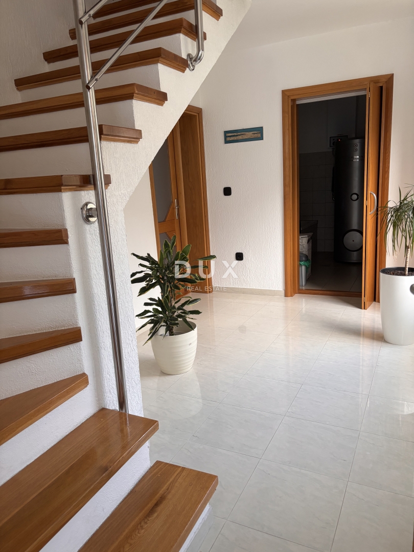 ŠIBENIK, CRNICA – Appartamento duplex con vista e garage, 250 m²