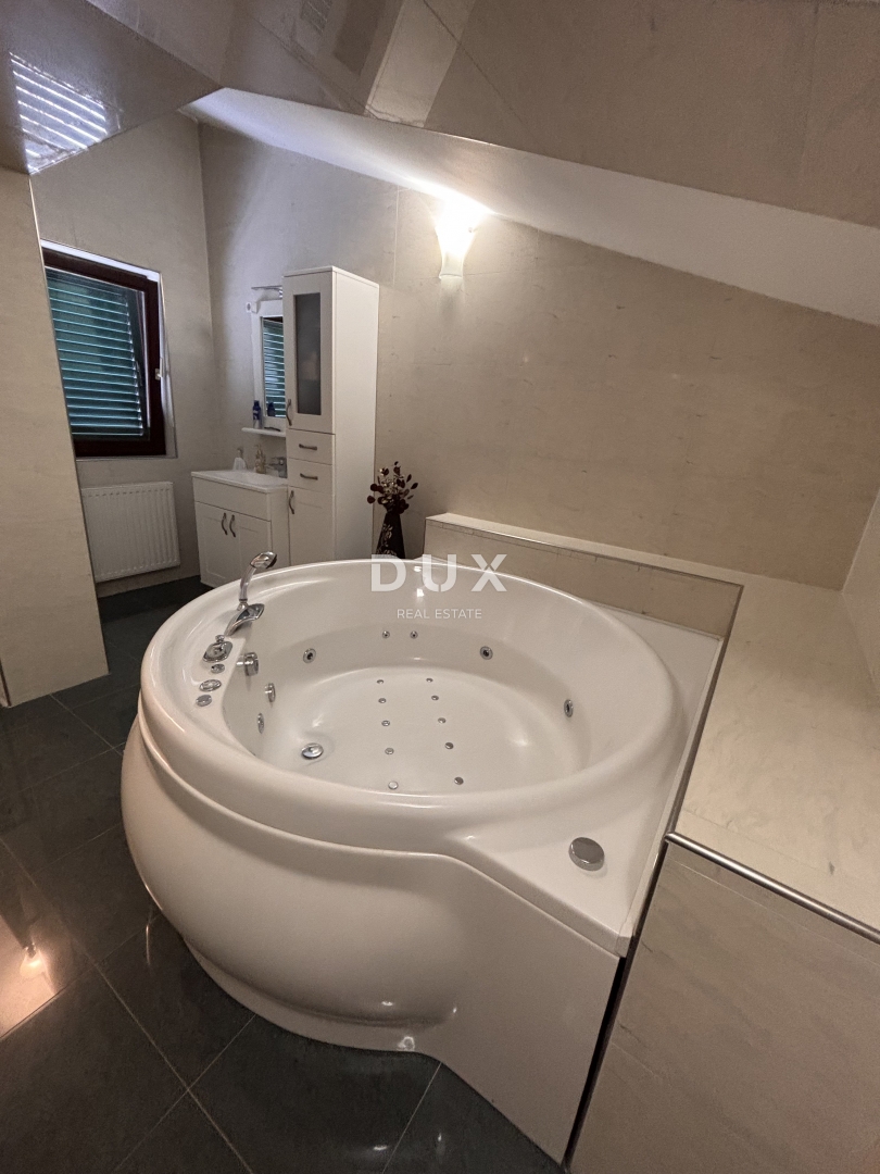 ŠIBENIK, CRNICA – Appartamento duplex con vista e garage, 250 m²