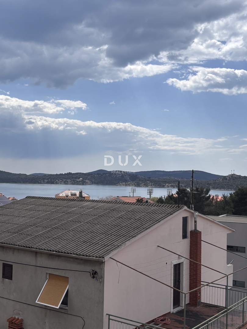 ŠIBENIK, CRNICA – Appartamento duplex con vista e garage, 250 m²