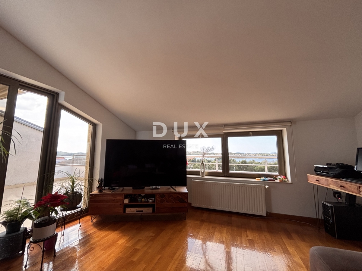 ŠIBENIK, CRNICA – Appartamento duplex con vista e garage, 250 m²