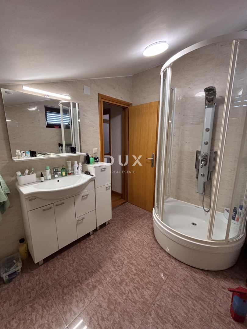 ŠIBENIK, CRNICA – Appartamento duplex con vista e garage, 250 m²