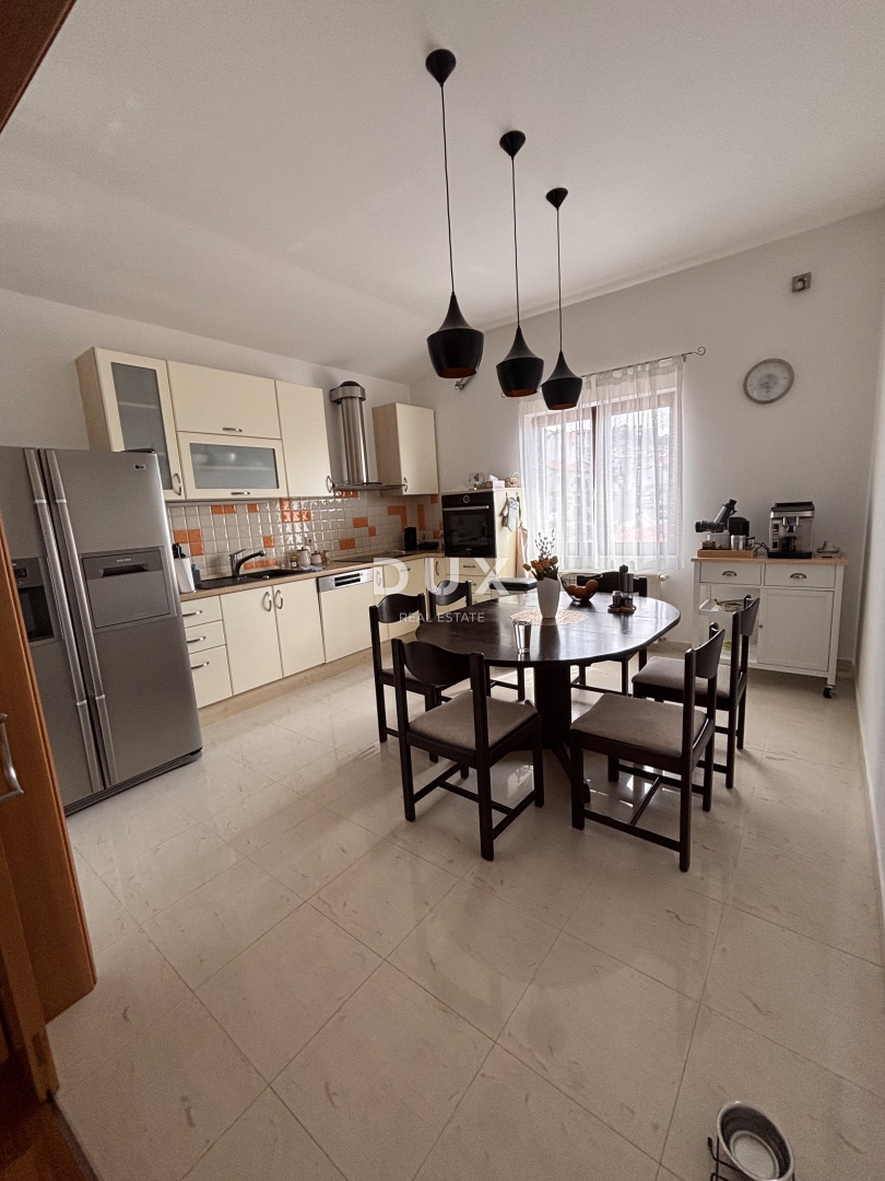 ŠIBENIK, CRNICA – Appartamento duplex con vista e garage, 250 m²