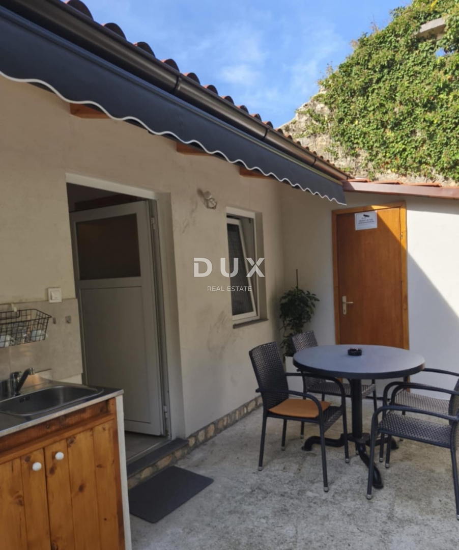 CRIKVENICA, BELGRADO - due appartamenti con balconi vista mare + cortile! OCCASIONE!