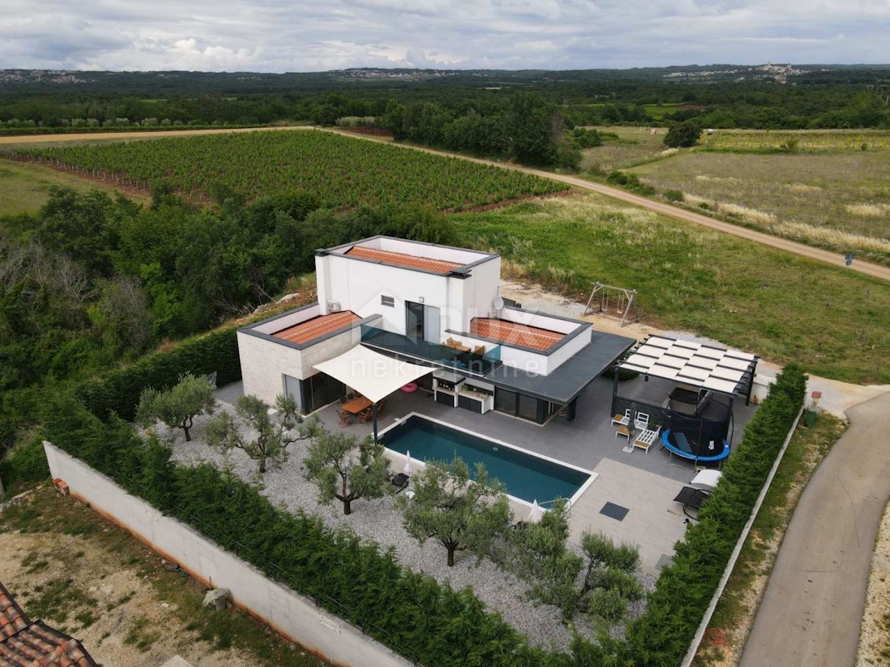 ISTRIA, VIŠNJAN - Moderna villa con piscina