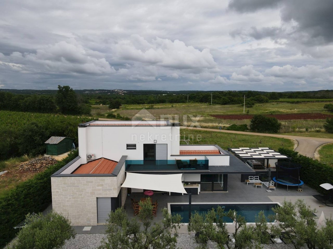 ISTRIA, VIŠNJAN - Moderna villa con piscina