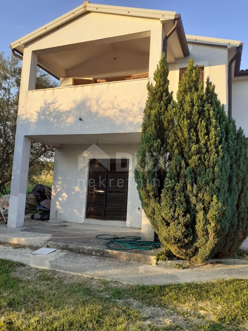 ISTRIA, VIŽINADA - Casa con 5 appartamenti su un ampio giardino di 1500 m2, vista panoramica