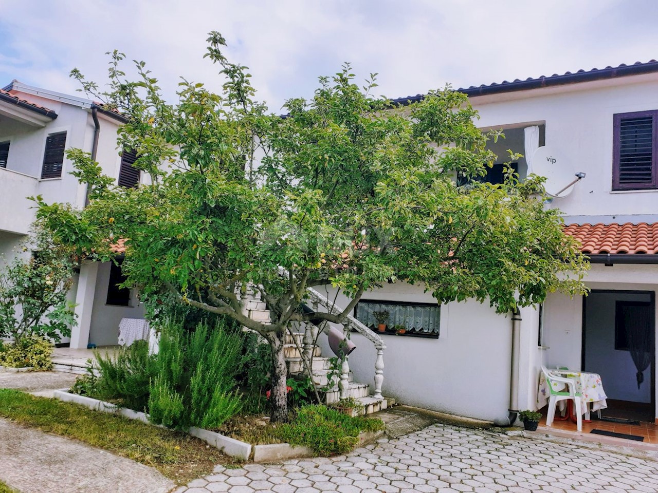 ISTRIA, VIŽINADA - Casa con 5 appartamenti su un ampio giardino di 1500 m2, vista panoramica