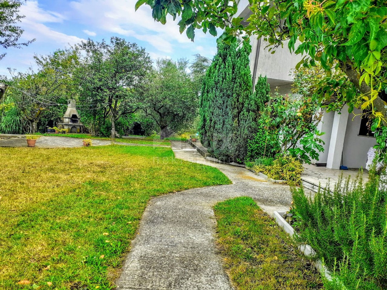 ISTRIA, VIŽINADA - Casa con 5 appartamenti su un ampio giardino di 1500 m2, vista panoramica