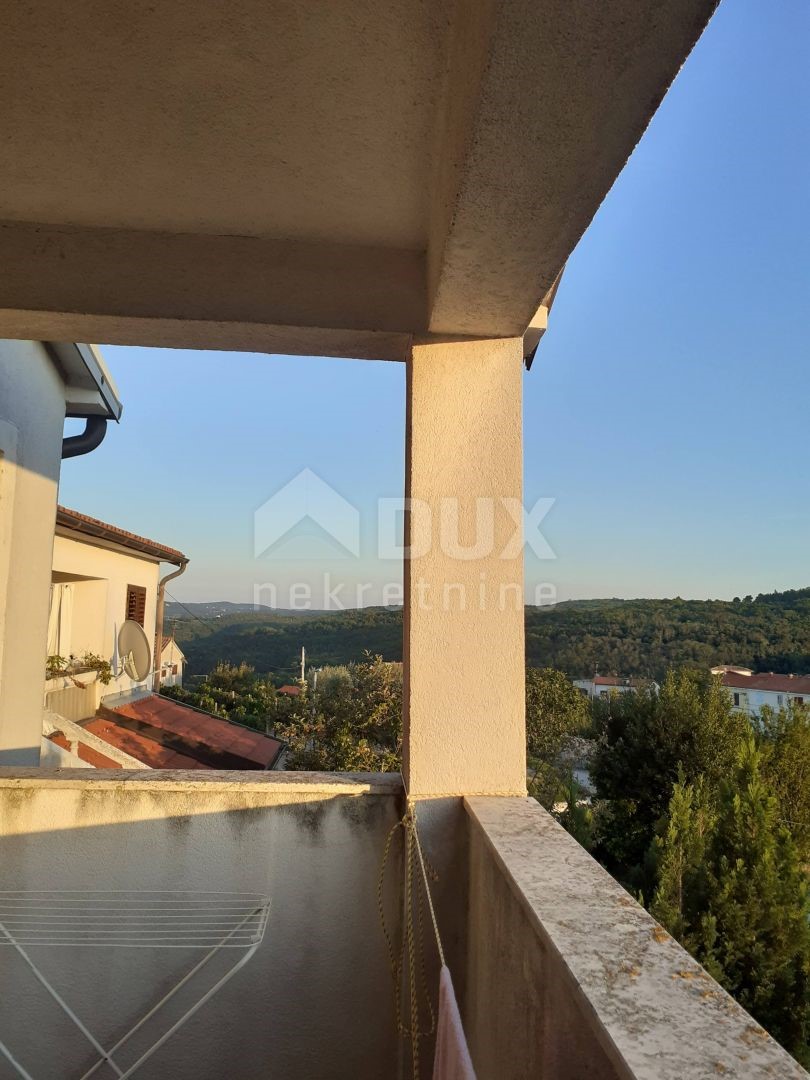 ISTRIA, VIŽINADA - Casa con 5 appartamenti su un ampio giardino di 1500 m2, vista panoramica