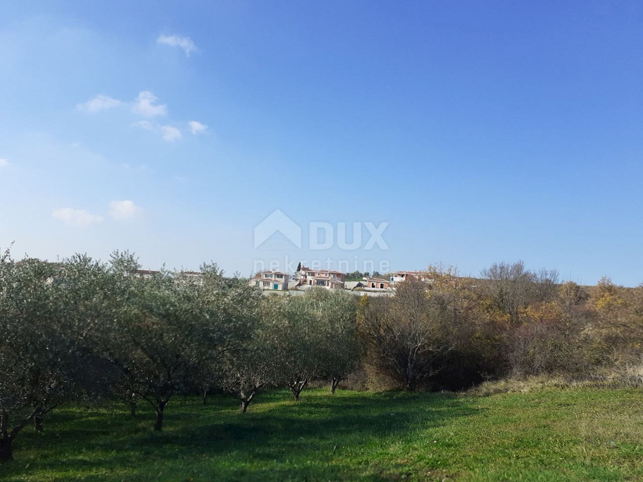 ISTRIA, VIŽINADA - Casa con 5 appartamenti su un ampio giardino di 1500 m2, vista panoramica