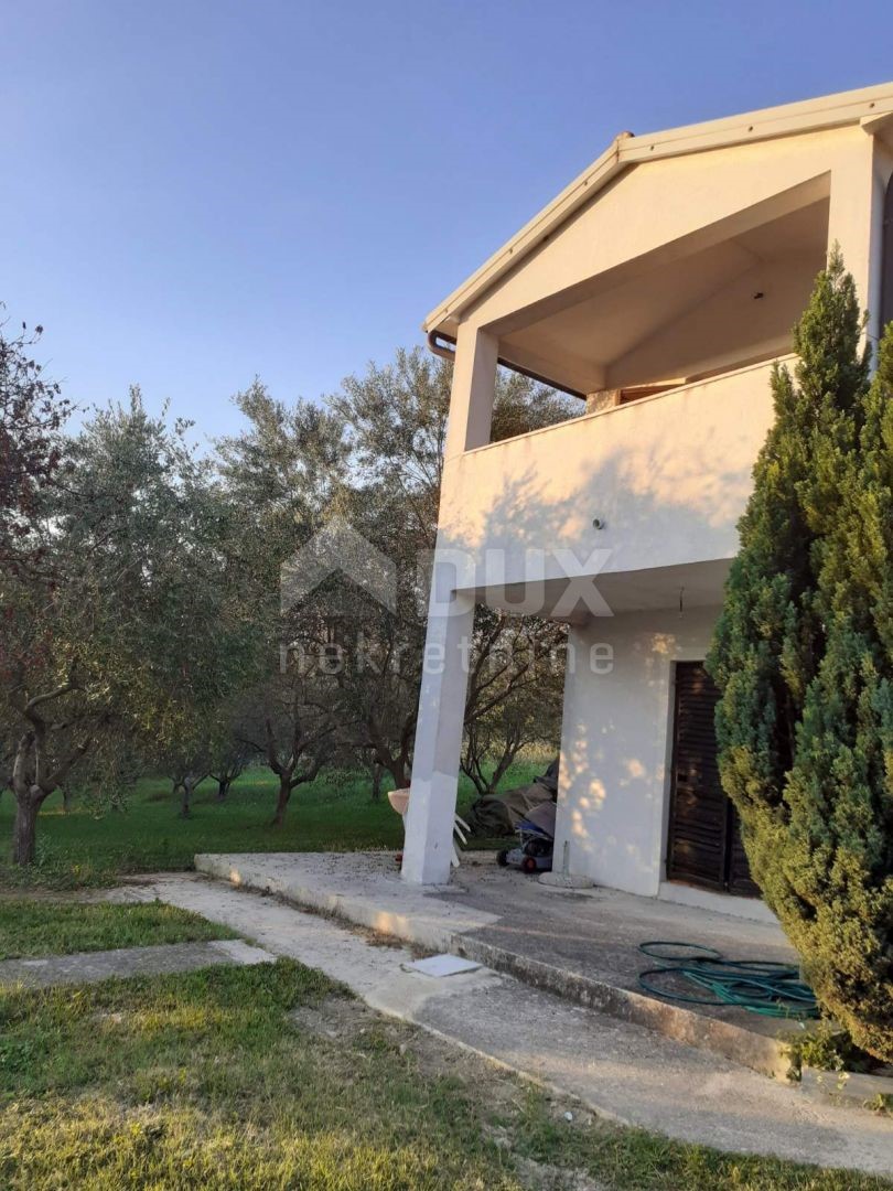 ISTRIA, VIŽINADA - Casa con 5 appartamenti su un ampio giardino di 1500 m2, vista panoramica