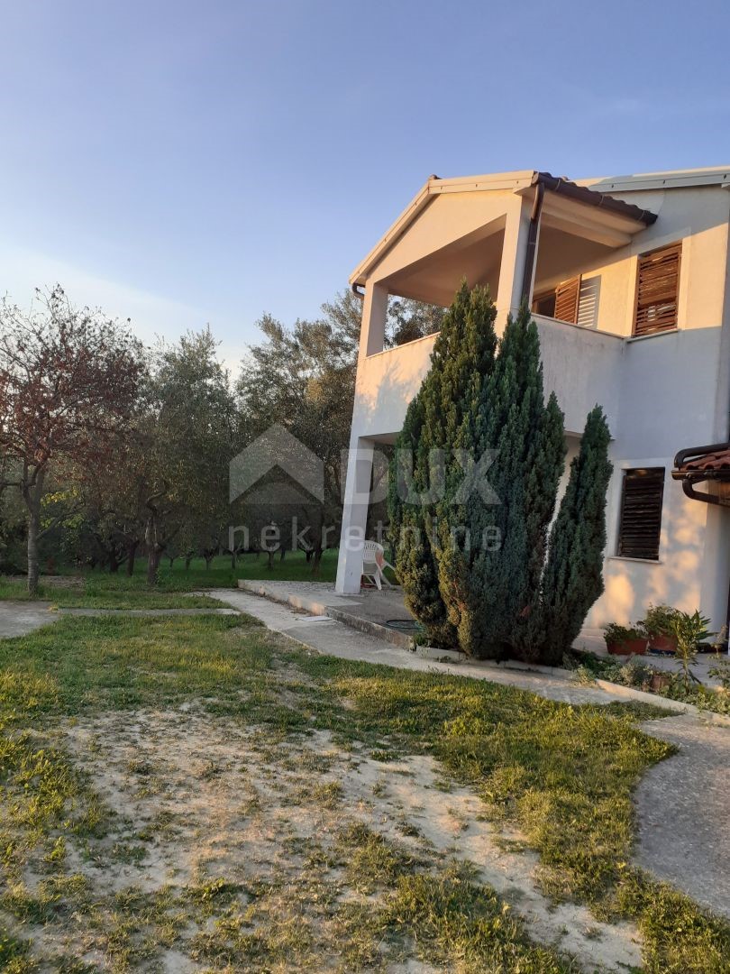 ISTRIA, VIŽINADA - Casa con 5 appartamenti su un ampio giardino di 1500 m2, vista panoramica