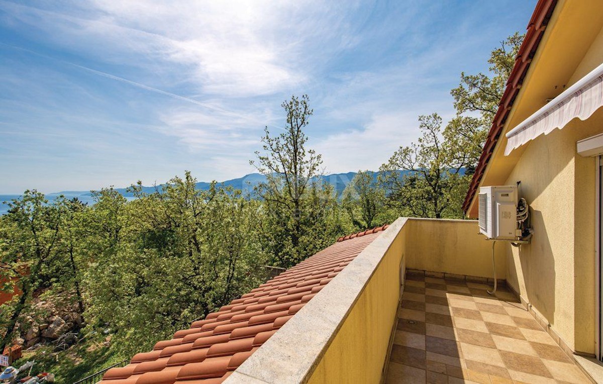 RIJEKA, SRDOČI - Casa su 3 piani in un ambiente tranquillo con vista mare