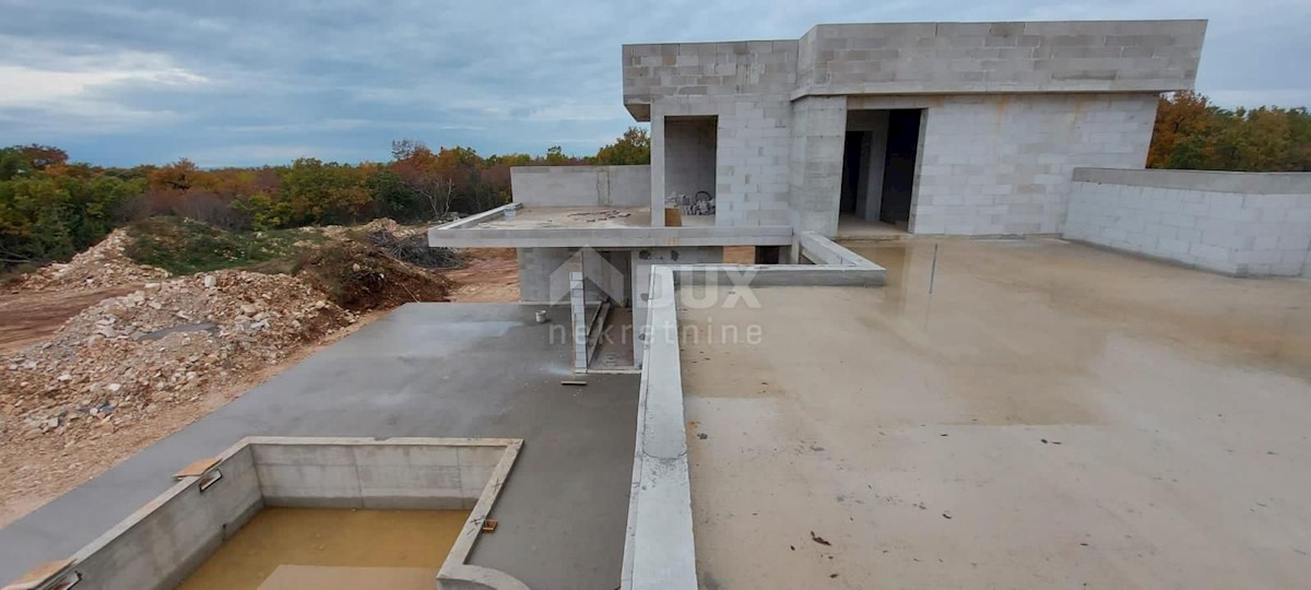 ISTRIA, PULA - villa esclusiva con piscina in fase Rohbau - posizione privata con giardino 2700m2