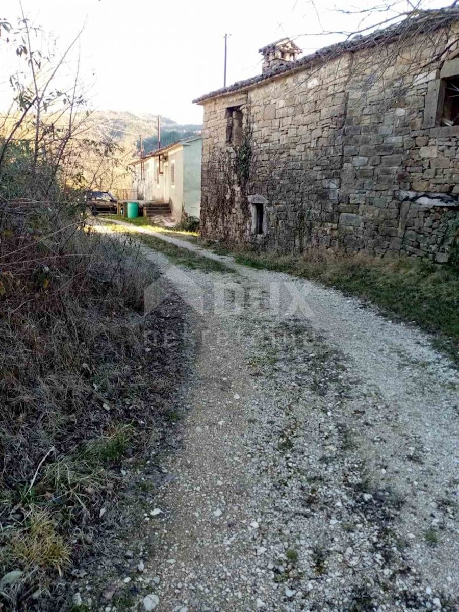 ISTRIA, BUZET - Casa in pietra in rovina nel cuore della natura