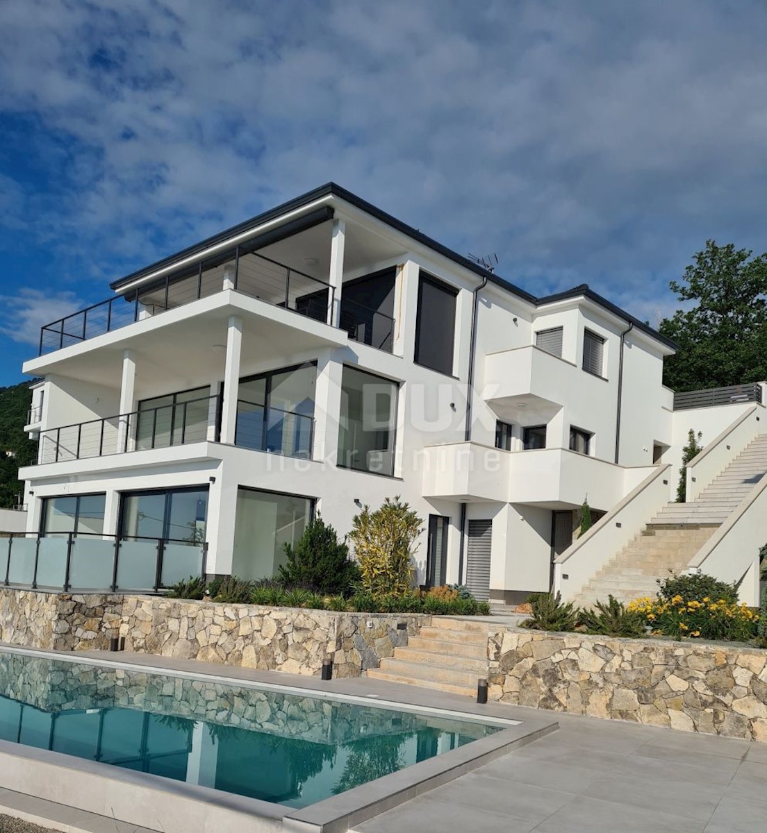 LOVRAN - LIGANJ - appartamento in villa con piscina 97m2 + terrazzo 26m2 con vista panoramica sul mare + ambiente 41m2