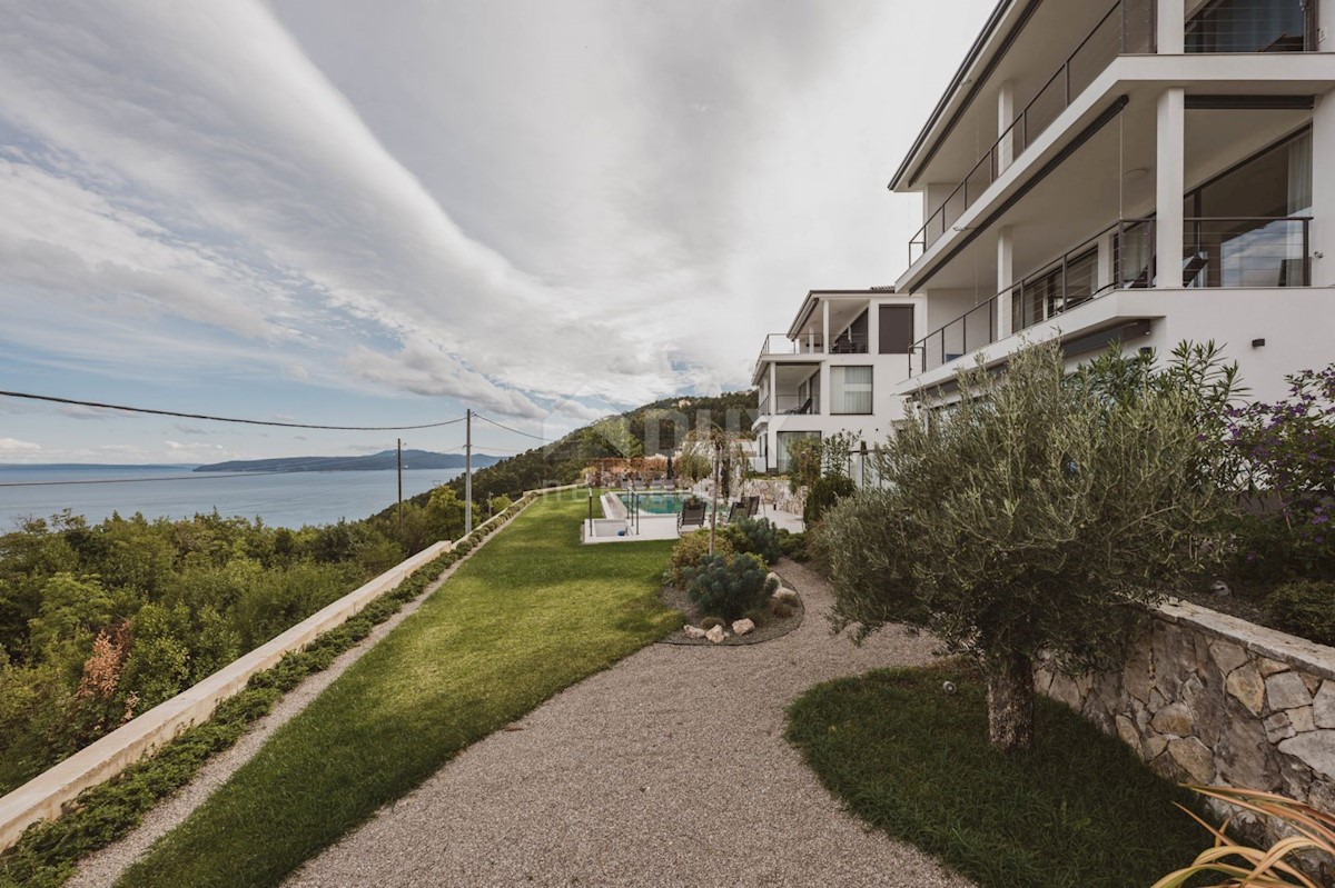 LOVRAN - LIGANJ - appartamento in villa con piscina 97m2 + terrazzo 26m2 con vista panoramica sul mare + ambiente 41m2