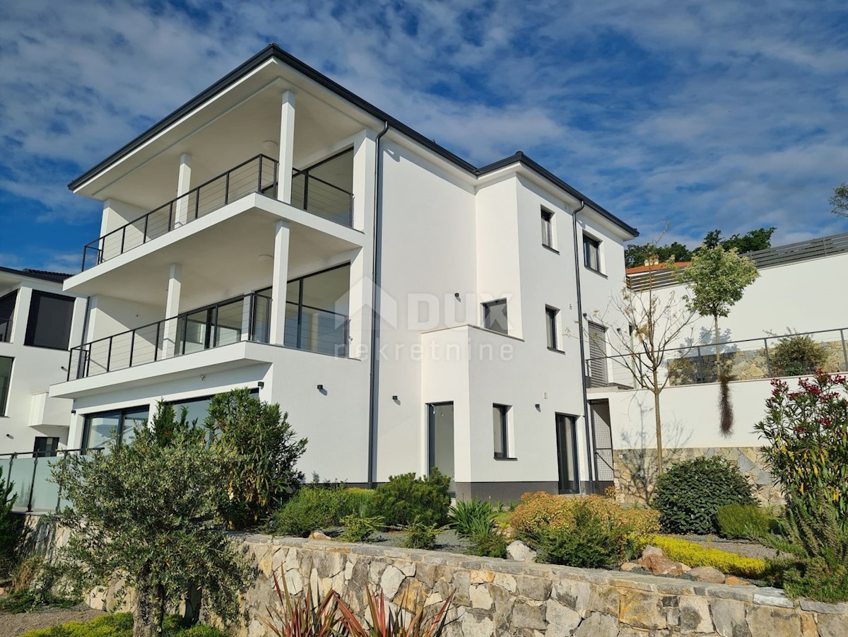 LOVRAN - LIGANJ - appartamento in villa con piscina 97m2 + terrazzo 26m2 con vista panoramica sul mare + ambiente 41m2