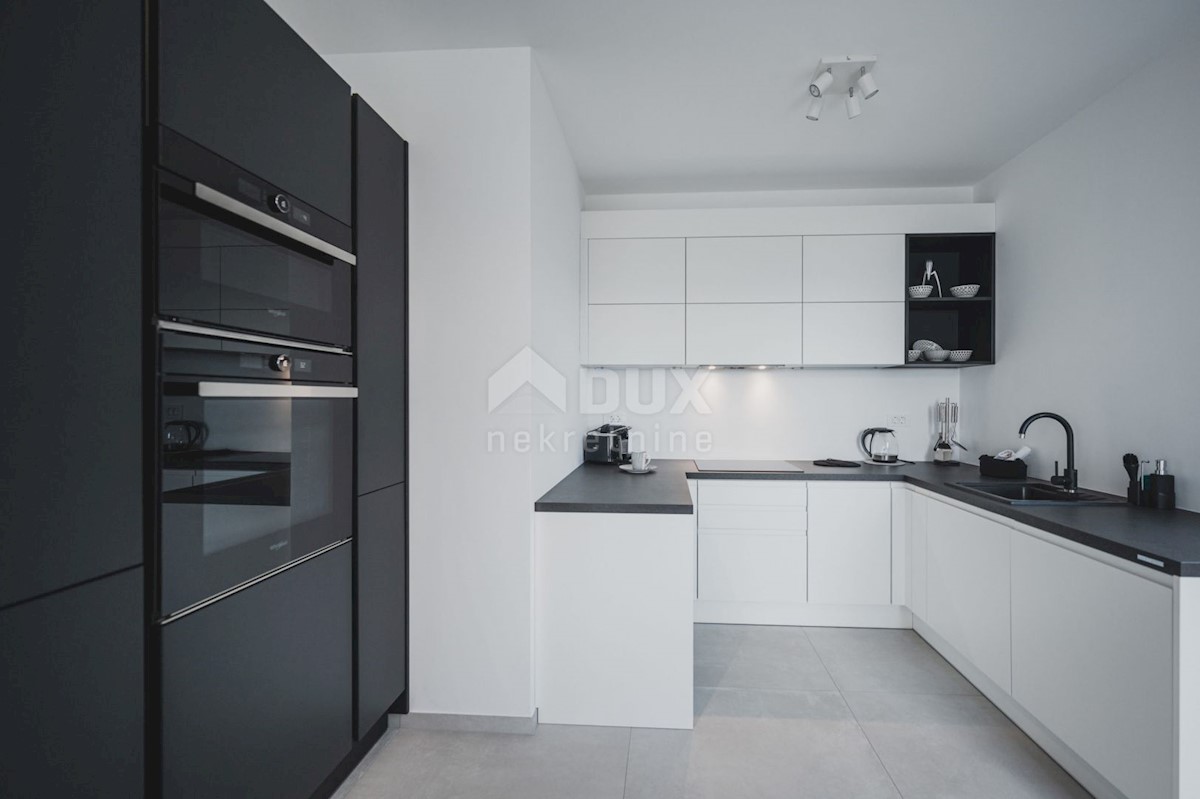 LOVRAN - LIGANJ - appartamento in villa con piscina 97m2 + terrazzo 26m2 con vista panoramica sul mare + ambiente 41m2