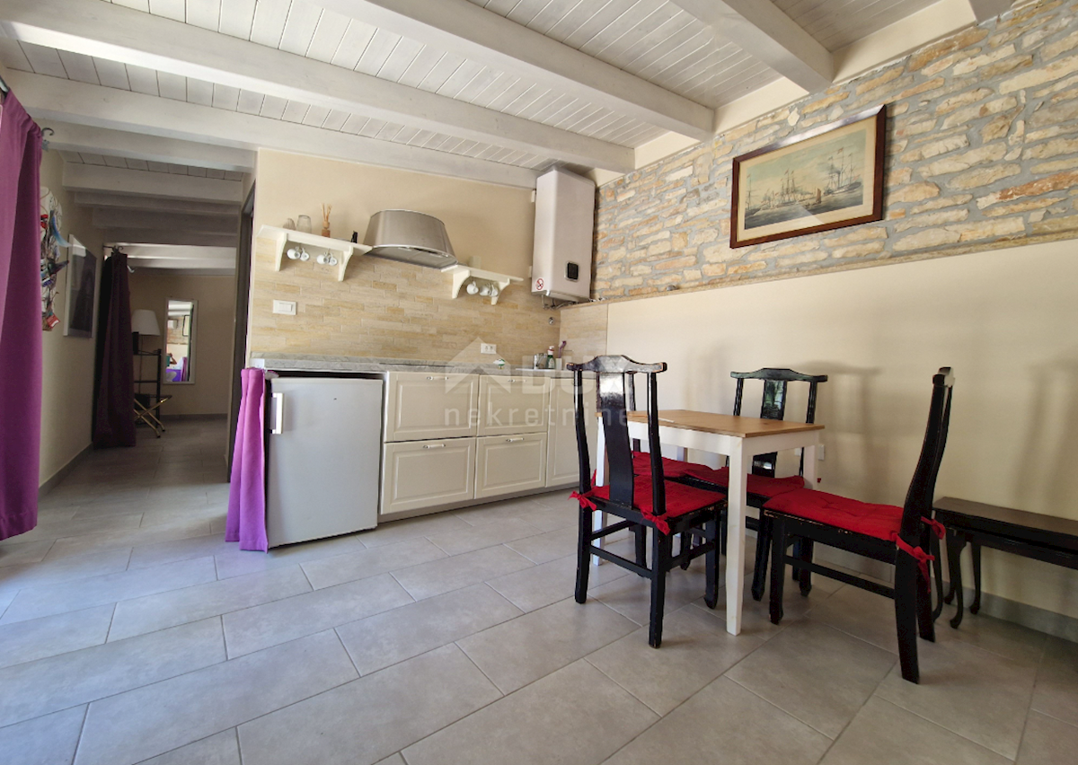 ISTRIA, SVETVINČENAT - Casa istriana in pietra con un appartamento aggiuntivo in una posizione tranquilla