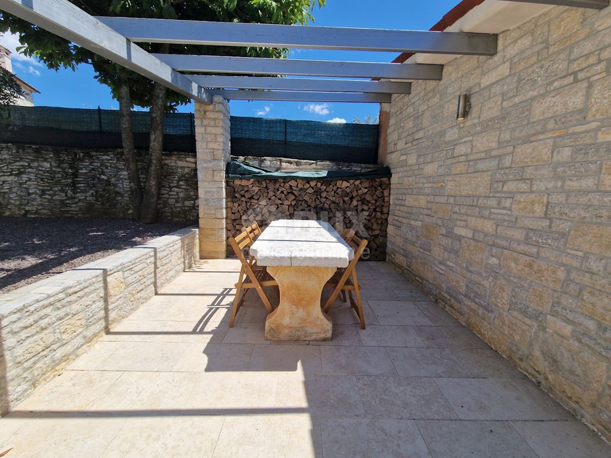 ISTRIA, SVETVINČENAT - Casa istriana in pietra con un appartamento aggiuntivo in una posizione tranquilla