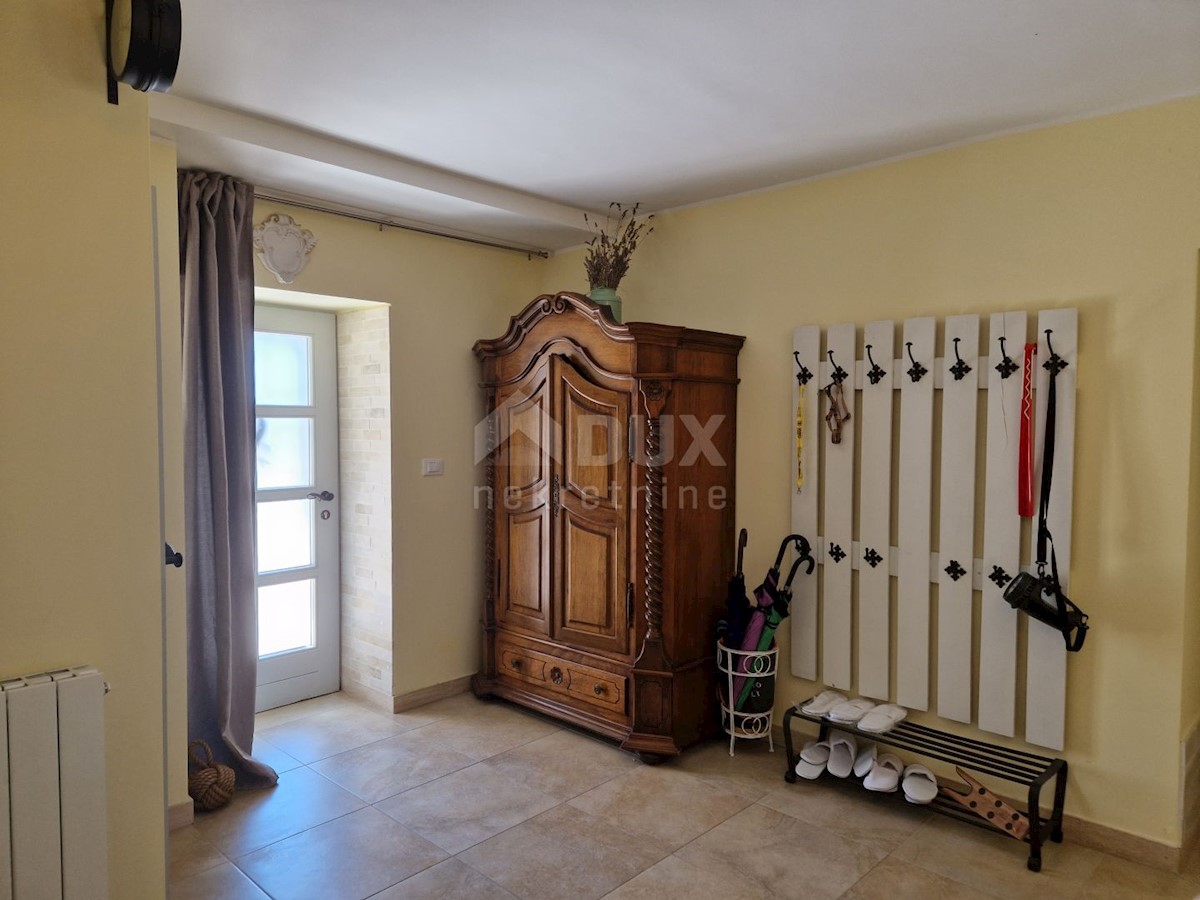 ISTRIA, SVETVINČENAT - Casa istriana in pietra con un appartamento aggiuntivo in una posizione tranquilla